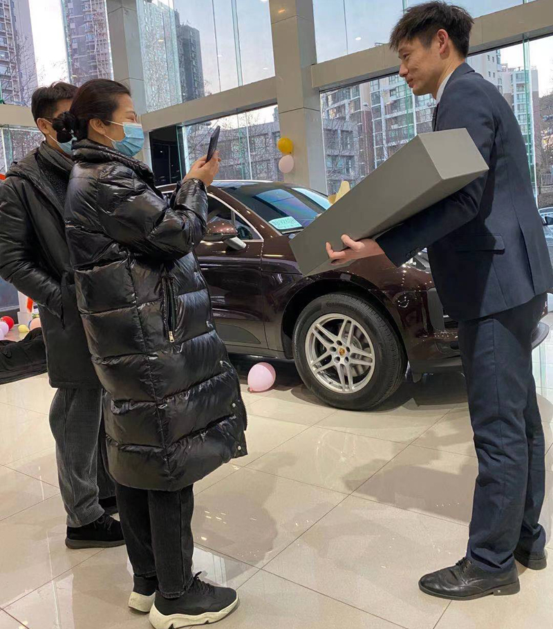 恭喜趙女士喜提保時(shí)捷macan